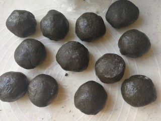 14、药膳美食之一一鸡屎藤糍粑,其余依次捏好。