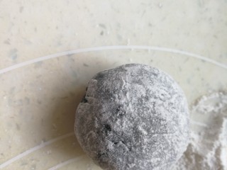 15、药膳美食之一一鸡屎藤糍粑,取一个粉团沾点干粉。