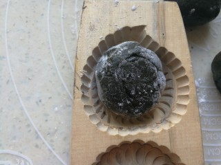 16、药膳美食之一一鸡屎藤糍粑,放到模具里。