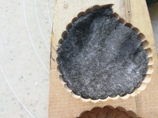 17、药膳美食之一一鸡屎藤糍粑,压平。