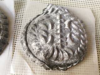 18、药膳美食之一一鸡屎藤糍粑,压出花纹。