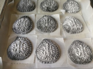 19、药膳美食之一一鸡屎藤糍粑,依次压好花纹，没有模具的可以省略压花纹的步骤。压好花纹的鸡屎藤糍粑生胚下面垫张油纸，最好用树叶或香蕉叶垫着，临时没有，我只能用油纸代替。