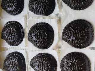 20、药膳美食之一一鸡屎藤糍粑,把生胚放进蒸炉或锅里，等水烧开后大火蒸18至20分钟左右，焖3分钟左右出炉，你看，颜值爆表，黑亮黑亮的。