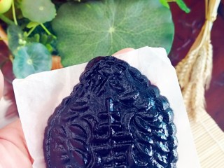 22、药膳美食之一一鸡屎藤糍粑,成品图。