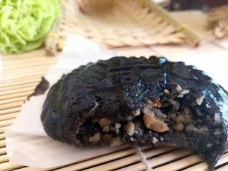 24、药膳美食之一一鸡屎藤糍粑,既有光亮的外表，更有丰富的内馅，真好吃！