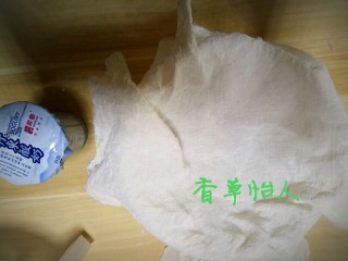 1、完胜旺旺奶豆的酸奶溶豆宝宝新辅食～香草怡人,用家里蒸馒头的屉布就可以，准备两张