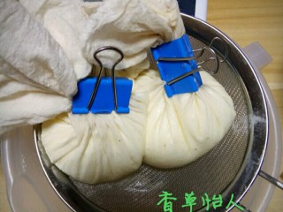 3、完胜旺旺奶豆的酸奶溶豆宝宝新辅食～香草怡人,也可以像这样，最后状态好的稠酸奶的标准是不能太稀像我这个图片就是太稀没有纹路，也不能太干，太干也会造成蛋清的大量消泡从而失败，就是有点像软化好的奶油奶酪的状态就可以啦