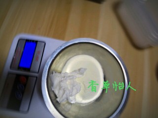 11、完胜旺旺奶豆的酸奶溶豆宝宝新辅食～香草怡人,将浓稠酸奶和婴儿奶粉放在一起顺时针或是逆时针搅拌