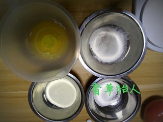 9、完胜旺旺奶豆的酸奶溶豆宝宝新辅食～香草怡人,称量的材料整体拍个照蛋清，砂糖，奶粉，玉米淀粉就这几样，还少拍了半片柠檬