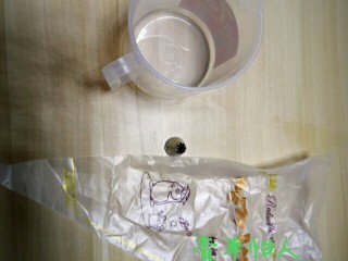 10、完胜旺旺奶豆的酸奶溶豆宝宝新辅食～香草怡人,准备裱花袋，菊花裱花嘴，塑料量筒