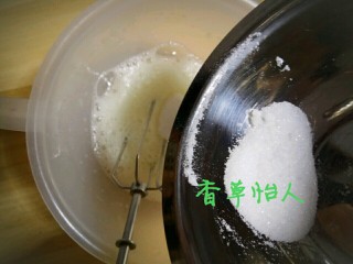 14、完胜旺旺奶豆的酸奶溶豆宝宝新辅食～香草怡人,分次放入砂糖，湿性也就是弯角状态时放入过筛的玉米淀粉继续打发到干性就可以啦，千万一定是干性，不能打发过度偶
