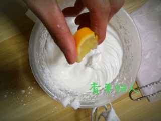 15、完胜旺旺奶豆的酸奶溶豆宝宝新辅食～香草怡人,快成干性放入柠檬汁，柠檬汁是调节口感，稳定蛋白的，这点蛋白可加也可以不加