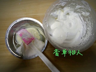 16、完胜旺旺奶豆的酸奶溶豆宝宝新辅食～香草怡人,将一部分蛋清放入之前搅拌好的奶粉糊里搅拌均匀
