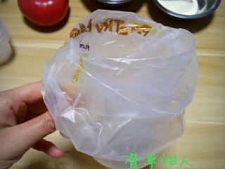 19、完胜旺旺奶豆的酸奶溶豆宝宝新辅食～香草怡人,补充一下，裱花嘴放入裱花袋之后是这样放到量筒里的，多余的裱花袋翻到量筒外面，这样能装很多哟