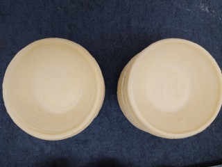 1、自制家庭版蛋挞,先准备好蛋挞皮，提前从冰箱里拿出来化冻