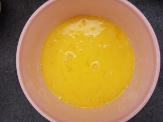 7、自制家庭版蛋挞,搅拌均匀