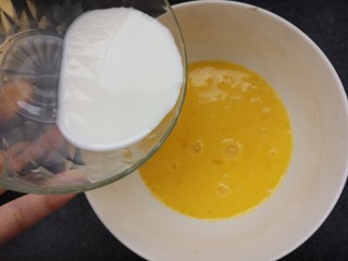 8、自制家庭版蛋挞,然后加入牛奶