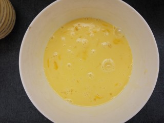 11、自制家庭版蛋挞,搅拌均匀