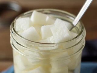 4、风寒止咳水,等到汁水渗出，这天然滋补的“药水”就完成了。另外萝卜也是可以吃的哦~