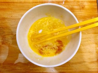 2、暖冬系列の清欢～生菜萝卜丝虾皮鸡蛋汤,鸡蛋磕入碗内，入少许细盐，少许料酒，打散，备用
