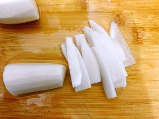 3、暖冬系列の清欢～生菜萝卜丝虾皮鸡蛋汤,萝卜去皮，洗净，先切成薄片
