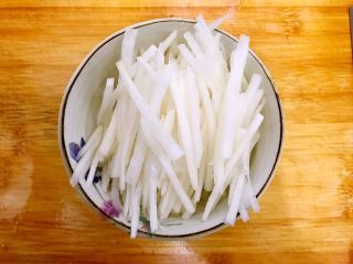 4、暖冬系列の清欢～生菜萝卜丝虾皮鸡蛋汤,再切成丝，备用