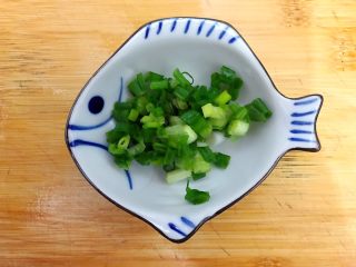5、暖冬系列の清欢～生菜萝卜丝虾皮鸡蛋汤,小葱洗净，切圈，备用