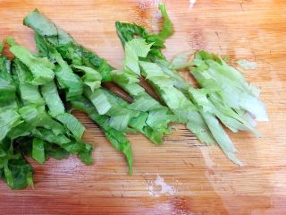 6、暖冬系列の清欢～生菜萝卜丝虾皮鸡蛋汤,生菜洗净，如图所示，切碎