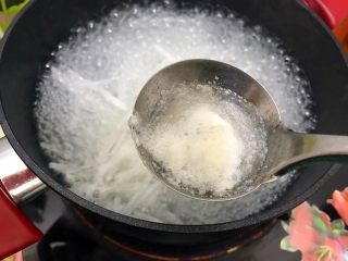 11、暖冬系列の清欢～生菜萝卜丝虾皮鸡蛋汤,水煮开之后会有浮沫，我不喜欢，就撇去了，如果你不介意，可以省略这一步