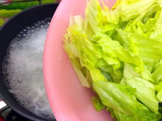 12、暖冬系列の清欢～生菜萝卜丝虾皮鸡蛋汤,然后下生菜