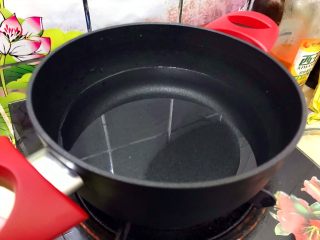 8、暖冬系列の清欢～生菜萝卜丝虾皮鸡蛋汤,取一口小锅，煮适量清水