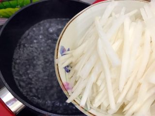 9、暖冬系列の清欢～生菜萝卜丝虾皮鸡蛋汤,水开后下萝卜丝