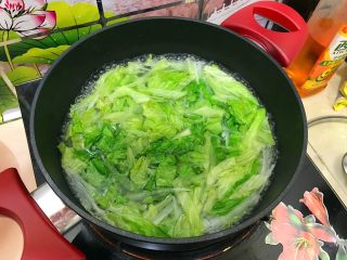 13、暖冬系列の清欢～生菜萝卜丝虾皮鸡蛋汤,搅拌一下，煮约摸一分钟左右