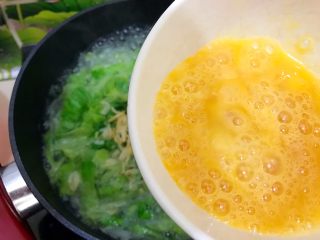 17、暖冬系列の清欢～生菜萝卜丝虾皮鸡蛋汤,下鸡蛋液，熄火