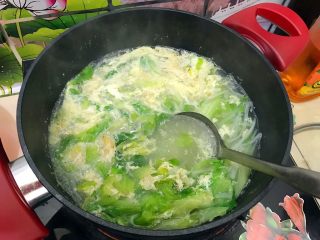 18、暖冬系列の清欢～生菜萝卜丝虾皮鸡蛋汤,用勺子搅拌，将鸡蛋液打成絮状而不是块状