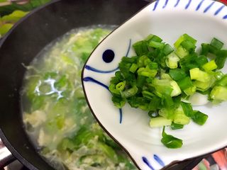 19、暖冬系列の清欢～生菜萝卜丝虾皮鸡蛋汤,最后加入小葱，即可