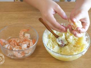 16、黄金虾球12m+（宝宝辅食）,包好的虾先放淀粉里滚一圈，再沾上鸡蛋液、最后外面裹一层面包糠，虾球准备工作就基本完成啦~