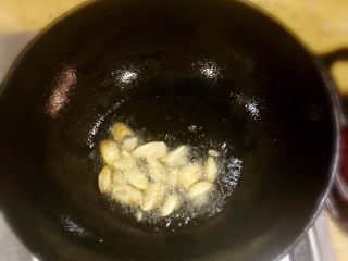 1、年夜饭·龙虾粥·黑椒牛仔骨·藜蒿炒腊肉·盐水口条·笋干烧老鸭,铸铁锅里放适量油 爆香蒜