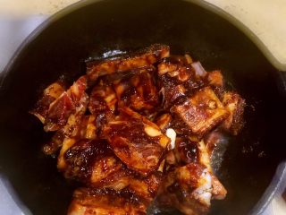 2、年夜饭·龙虾粥·黑椒牛仔骨·藜蒿炒腊肉·盐水口条·笋干烧老鸭,保持大火、倒入牛仔骨烧2分钟关火后再焖2分钟即可～～