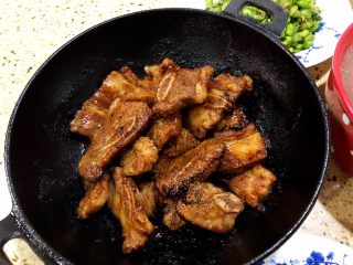 3、年夜饭·龙虾粥·黑椒牛仔骨·藜蒿炒腊肉·盐水口条·笋干烧老鸭,铸铁锅温度高千万不要烧太久以防牛仔骨过老、出锅还可以撒一点黑胡椒碎