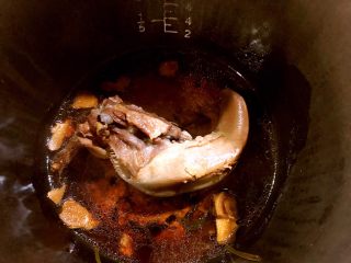 4、年夜饭·龙虾粥·黑椒牛仔骨·藜蒿炒腊肉·盐水口条·笋干烧老鸭,煮好后的盐水口条