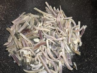 5、年夜饭·龙虾粥·黑椒牛仔骨·藜蒿炒腊肉·盐水口条·笋干烧老鸭,锅里给油 下腊肉爆香