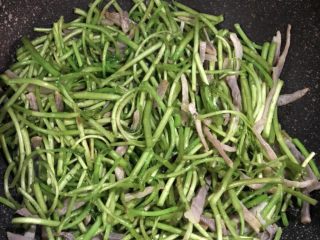 6、年夜饭·龙虾粥·黑椒牛仔骨·藜蒿炒腊肉·盐水口条·笋干烧老鸭,倒入藜蒿和腊肉一起翻炒