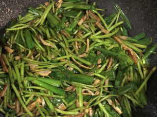 7、年夜饭·龙虾粥·黑椒牛仔骨·藜蒿炒腊肉·盐水口条·笋干烧老鸭,最后加入韭菜、盐 一勺生抽调味即可出锅