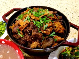 11、年夜饭·龙虾粥·黑椒牛仔骨·藜蒿炒腊肉·盐水口条·笋干烧老鸭,烧好的笋干老鸭