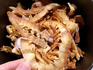 9、年夜饭·龙虾粥·黑椒牛仔骨·藜蒿炒腊肉·盐水口条·笋干烧老鸭,干笋提前泡发