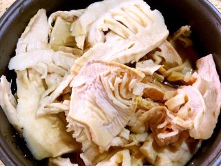 10、年夜饭·龙虾粥·黑椒牛仔骨·藜蒿炒腊肉·盐水口条·笋干烧老鸭,这次买的是杭州笋 挺嫩的 很好泡发