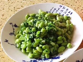 12、年夜饭·龙虾粥·黑椒牛仔骨·藜蒿炒腊肉·盐水口条·笋干烧老鸭,锅里到适量油先下毛豆翻炒至毛豆断生再加入白菜一起炒熟即可～～