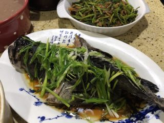 13、年夜饭·龙虾粥·黑椒牛仔骨·藜蒿炒腊肉·盐水口条·笋干烧老鸭,简单又美味
