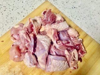 7、补气益血滋补浓汤人参五珍凤肚汤,土鸡切成合适大小的坨